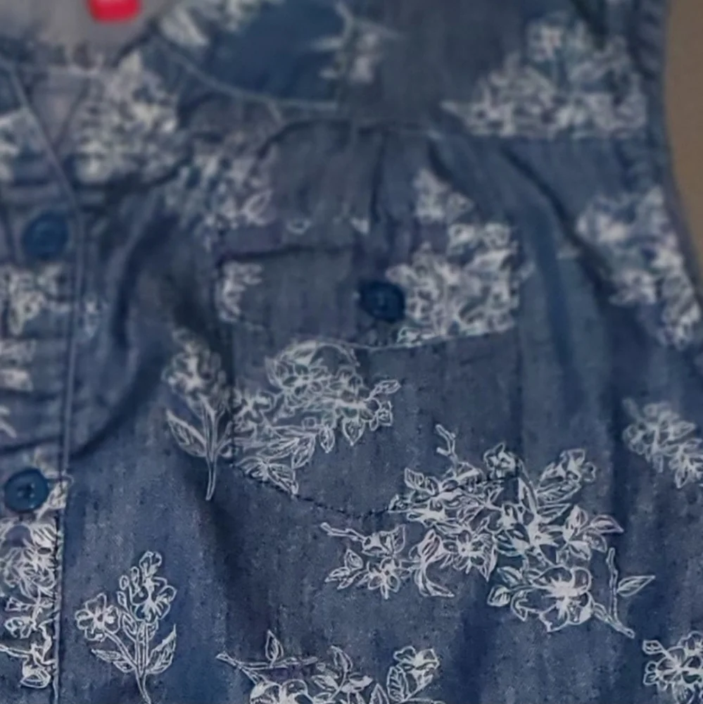 Button Down Crop Top - Picture 3 of 4